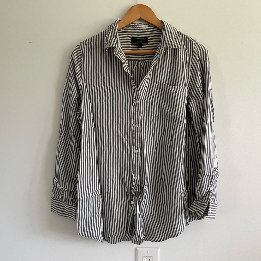 Banana Republic Blue and White Boyfriend Button Down